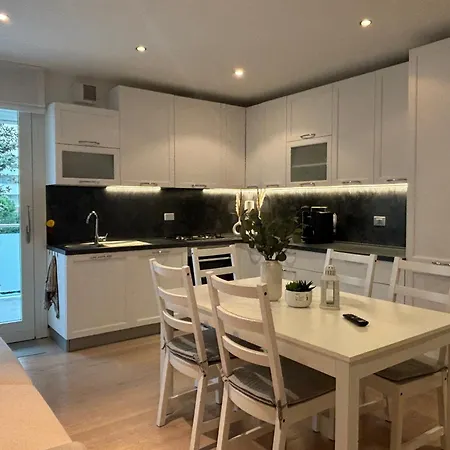 Viola Con Solarium Lignano Sabbiadoro